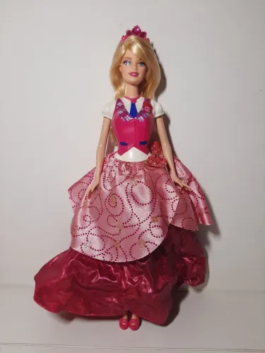 Barbie Blair do filme "Barbie: Escola de Princesas" (2011)