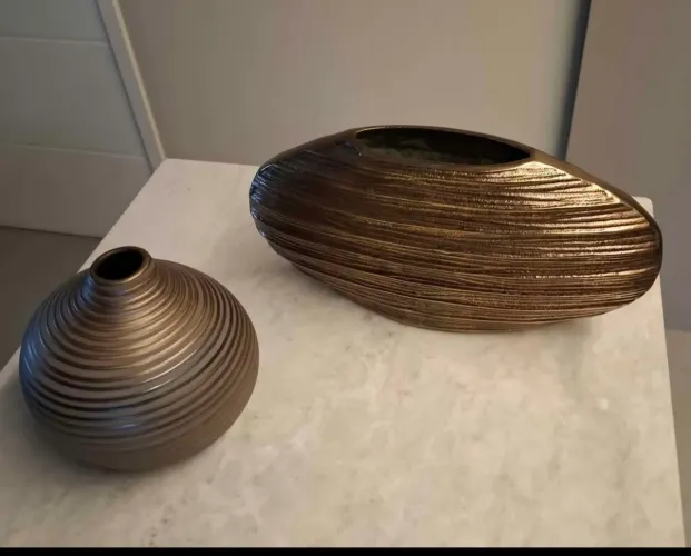 Conjunto de dois vasos decorativos