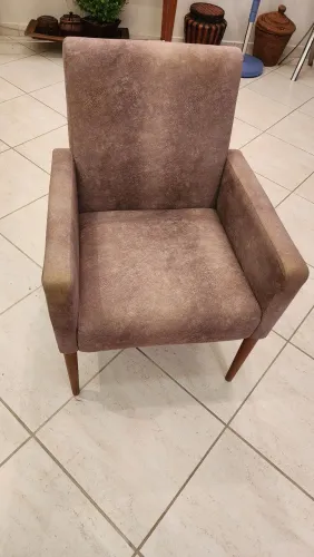 Vendo duas poltronas marrom tecido suede, usada e conservadas .