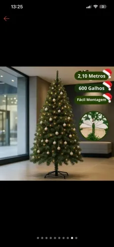 Árvore de Natal com enfeites incluso
