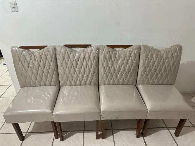 Cadeiras pra vender rápido as 4 estão novas