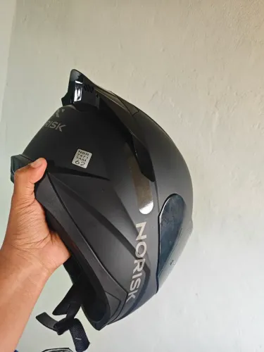 Capacete norisk black Razor + viseira fumê / 62