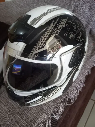 Vendo  esse capacete higienizado forrando e vizeira nova  proto para usar  110,00 reais 