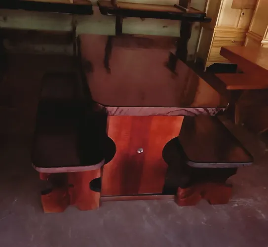 Jogo de mesa com banco de madeira