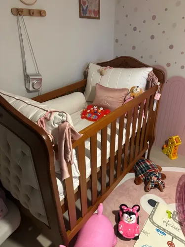 Berço + cama solteiro madeira com estofado capitonê