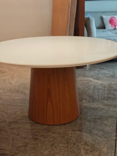 Vendo mesa de jantar 140 cm tampo laqueado com vidro e pé cônico em freijó.