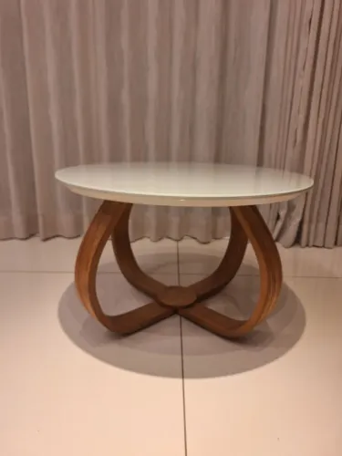 Mesa de centro || Redonda | Tampo de Vidro | Base Cebola | Madeira |60cm L x 35cm AL