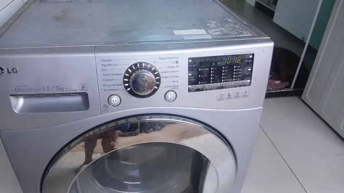 Máquina lava e seca LG funcionando