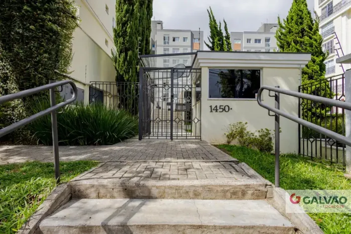 Apartamento Semi Mobiliado no Cristo Rei, bem localizado.