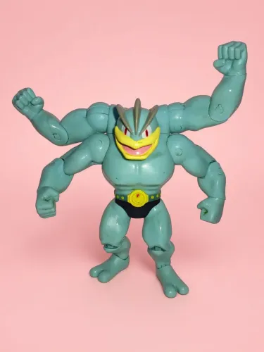 Boneco Pokémon Machamp Nintendo