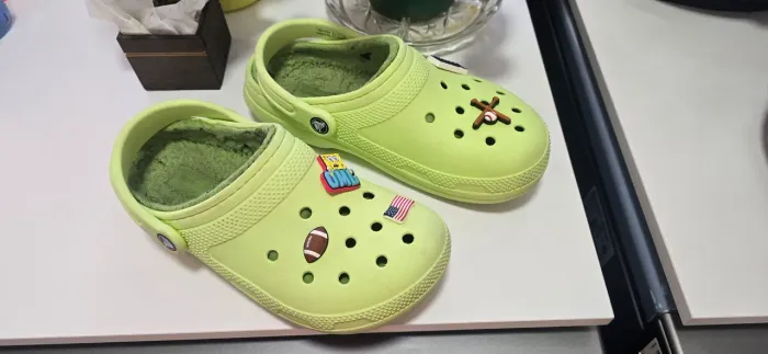 Vendo Crocs Verde. Internamente forrada. Tamanho: homem 6 ou mulher 8.