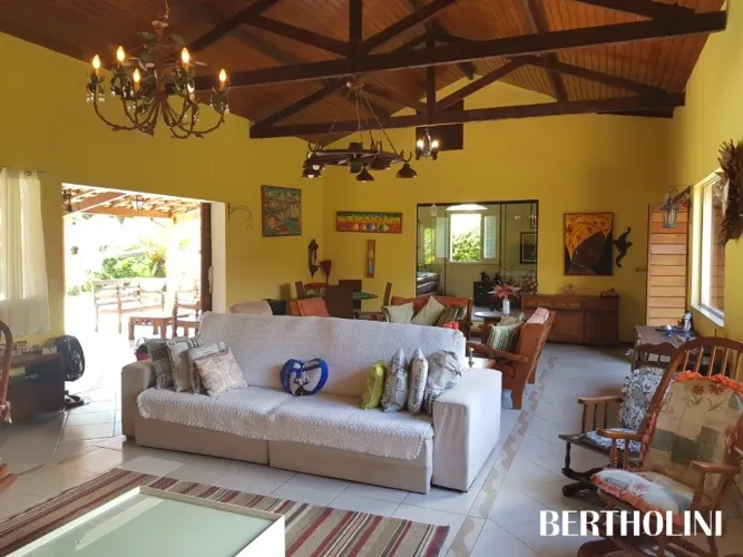 Espaçosa casa plana com 6 suítes, com lazer e amplo jardim.