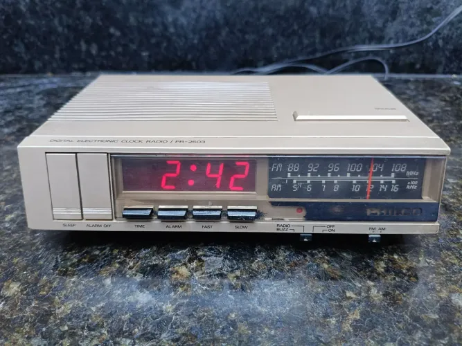 Rádio relógio digital Philco PR-2503.