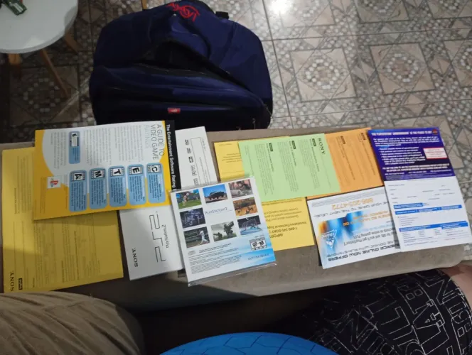 Manual e encarte de Playstation 2 com CD de instalação e internet e jogos demo