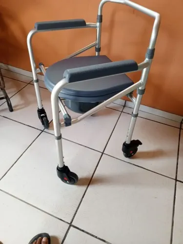 Cadeira de banho e de roda