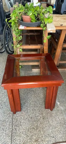 Mesa de canto em madeira com tampo de vidro