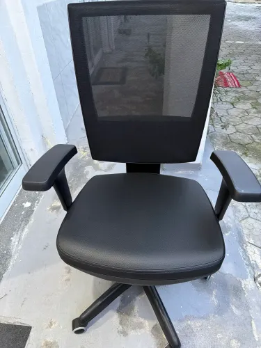 Vendo poltrona presidente com regulagem braço encosto semi nova