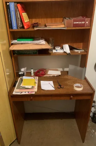 Escrivaninha para uso geral . De meu uso . Somente R$149,00.