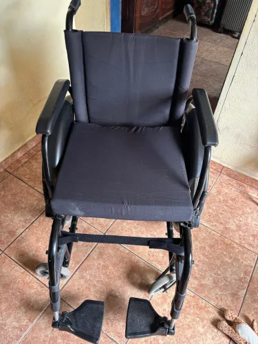 Cadeira de rodas em perfeito estado. 550