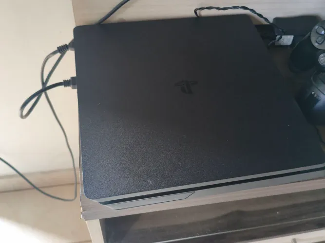 PS4 em excelente condições 