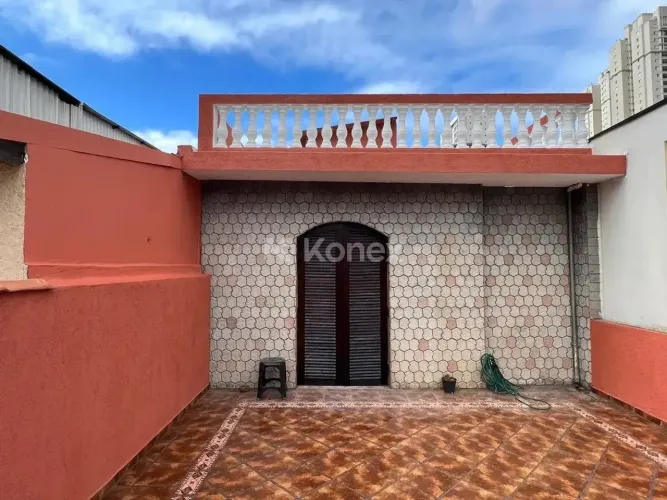 Sobrado à venda no Ferreira com 2 quartos, 2 vagas cobertas e 3 banheiros.