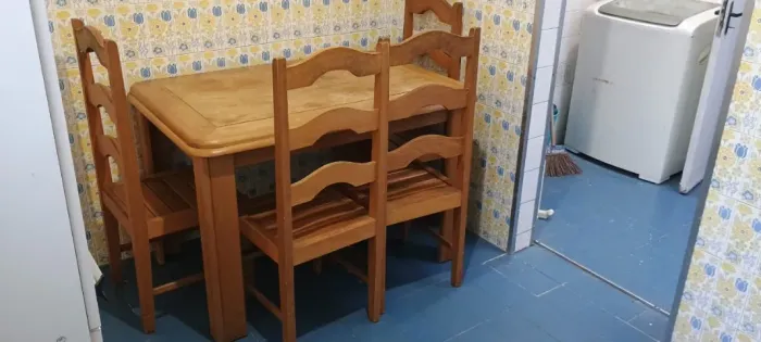 Mesa com 4 cadeiras. Madeira