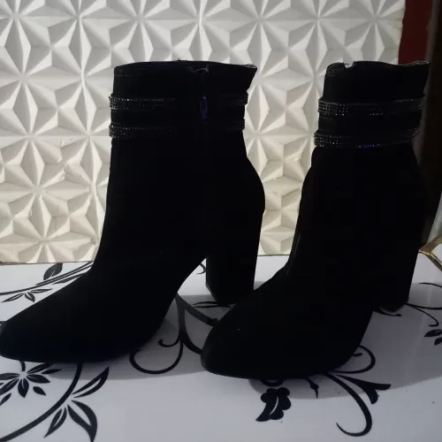 Bota preta com salto