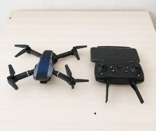 Drone E88 Dobrável com Câmera 4K FPV + Controle Remoto