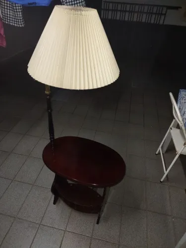 Mesinha com abajur embutido e regulavel