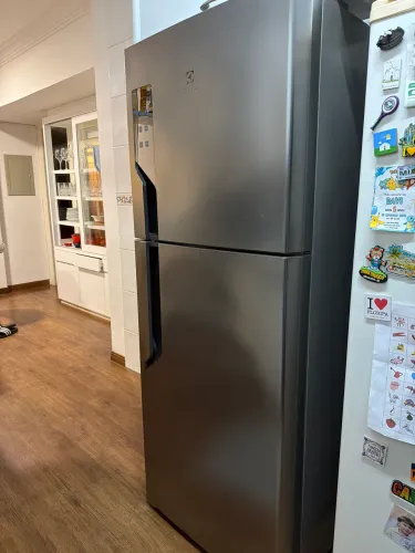 Geladeira em excelente funcionamento - 110v - usada com transformador sem problemas 