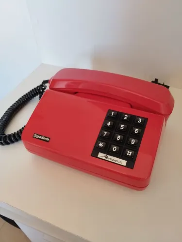 Telefone antigo vermelho 