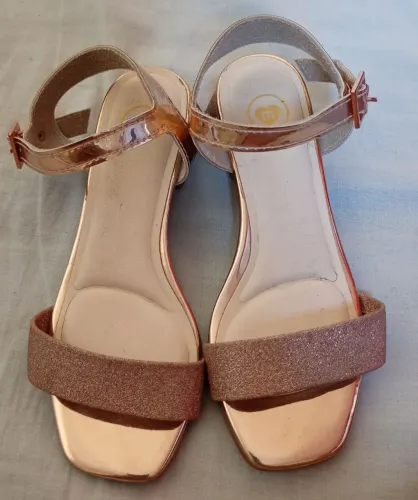 Vendo sandália n:31 $35