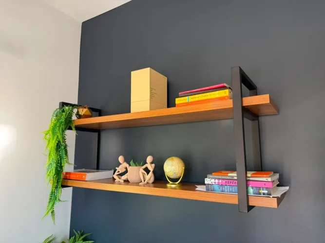 Prateleira Industrial Suspensa Premium | Estrutura Metálica e MDF Amadeirado
