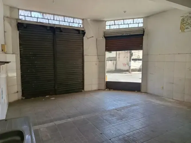 Loja ampla no Bom Jesus, água/luz individual, rua movimentada em frente ao ponto de ônibus