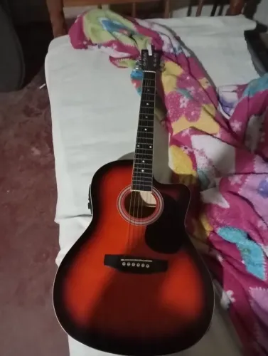 Vendo esse violão elétrico harmonic pra iniciantes