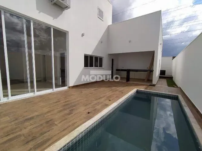 Casa residencial disponível para locação em condomínio fechado no bairro Gávea.