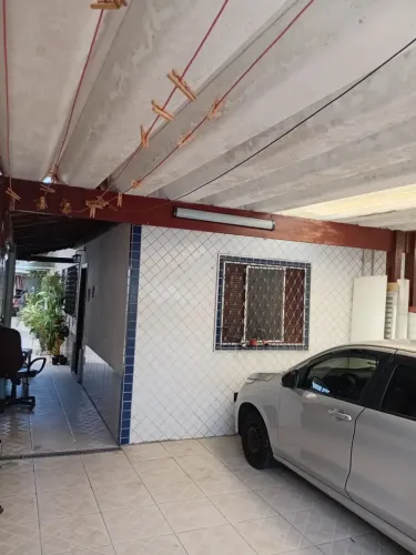 Casa Geminada com 3 Dormitórios e 2 Vagas no Jardim Castelo / Santos