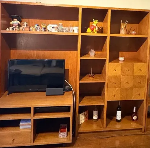 Estante em madeira com rack