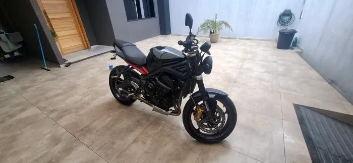 Street Triple 675 muito inteira!!!