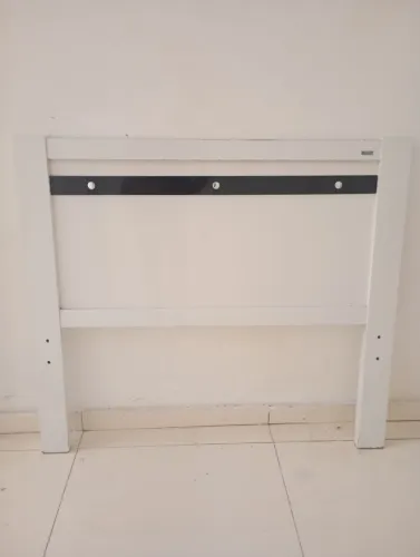 Cama de solteiro branca