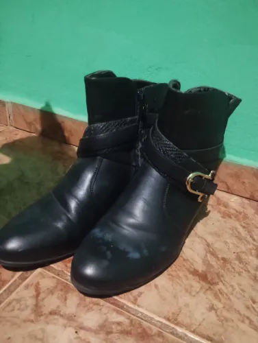 Dous pares de tenis e essa sandalia pir apenas 35 reais