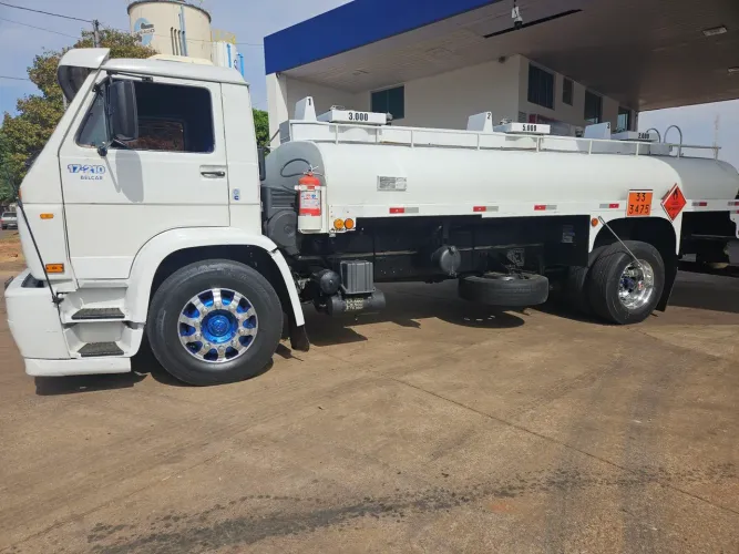 Caminhão 17210 no tanque