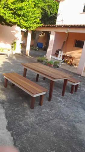 Jogo de mesa de madeira ideal para área externa
