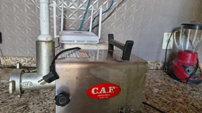 Máquina de moer carne ( CAF ) para hamburgueria ou butique de carnes.