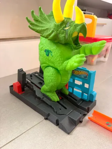 Pista hot wheels triceratopis