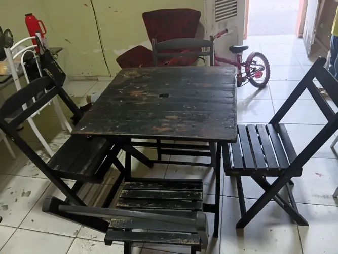 Vendo 2 mesas com 4 cadeiras
