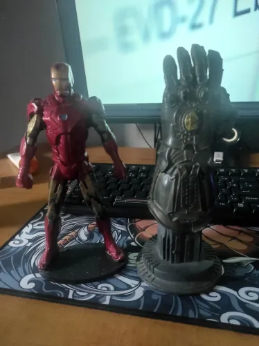 Homem de ferro e manopla Thanos em resina