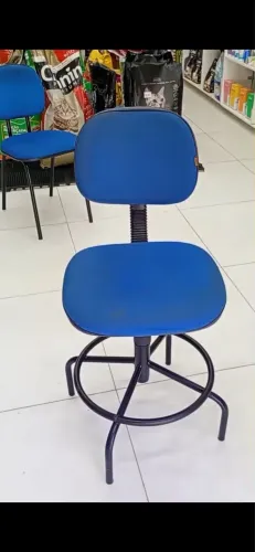 Cadeira de escritório giratória e regulável