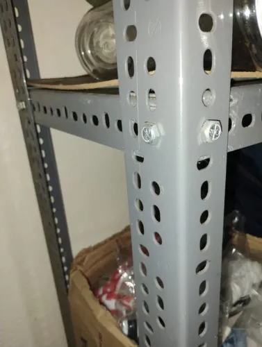 Estante de aço reforçado com 4 prateleiras, suporta até 230kg por nível