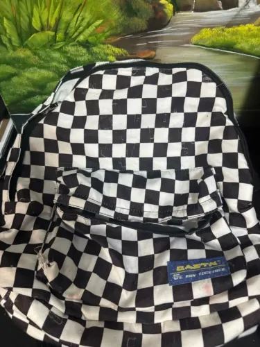 mochila quadriculada preta e branca